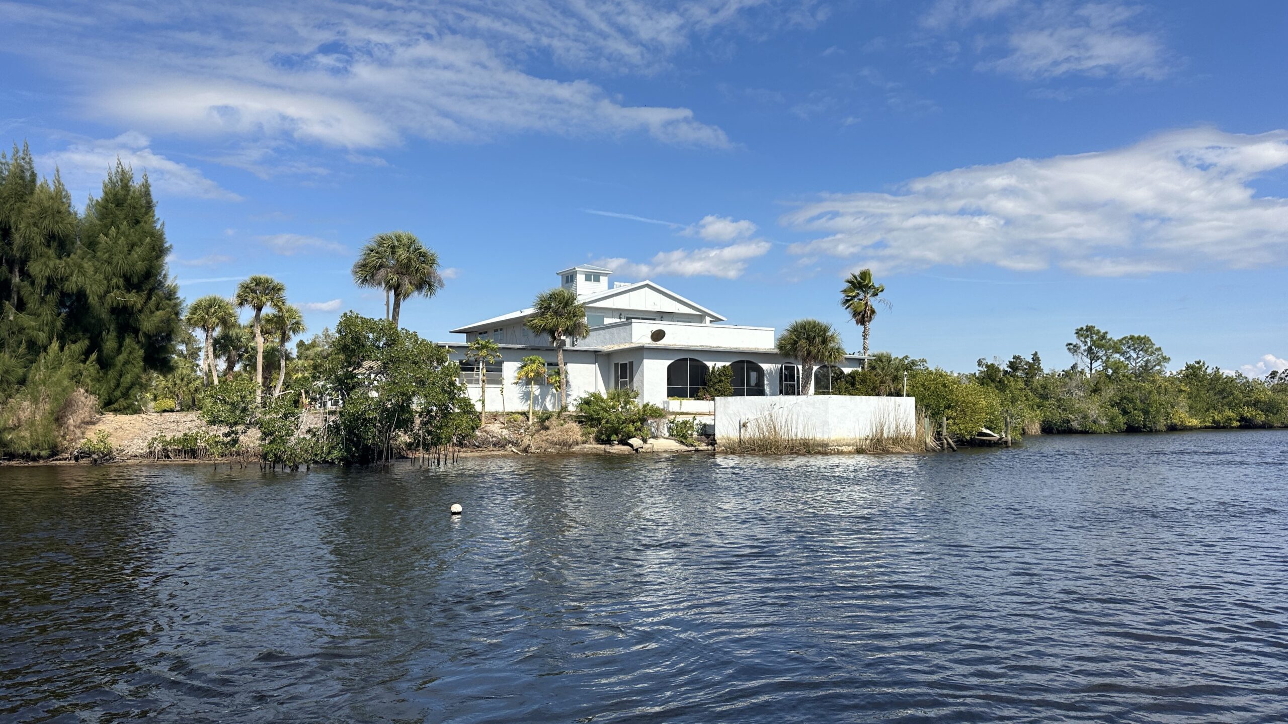 Myakka River. White Home, with Boat Tour & Trip, Florida Gulf Discovery LLC